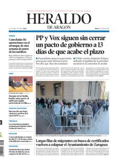 LARGAS FILAS DE MIGRANTES EN BUSCA DE CERTIFICADOS VUELVEN A COLAPSAR EL AYUNTAMIENTO DE ZARAGOZA